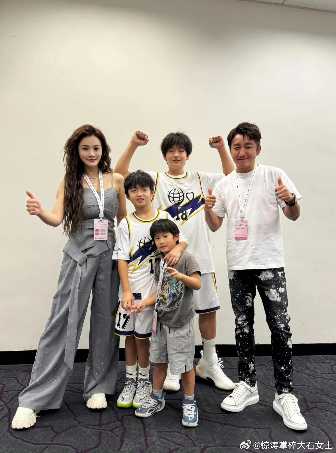 轩轩说邹市明没有长大邹市明自己吃外卖孩子吃咸菜 邹市明这操作被轩轩拿捏得死死的！