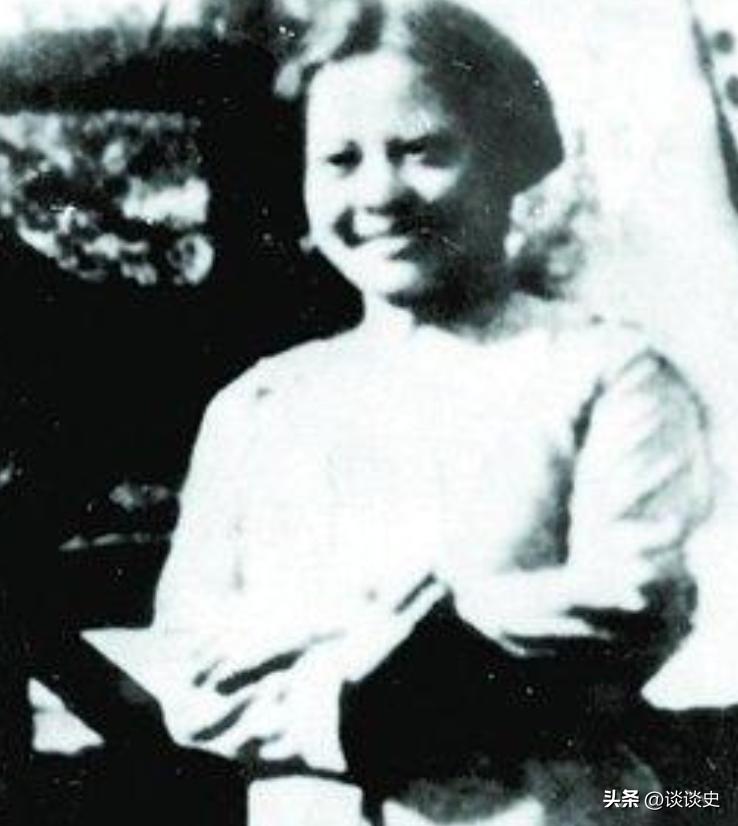 1942年，26岁的女党员刘惠馨被枪决，临刑前，她1岁的幼女离奇失踪，18年后，