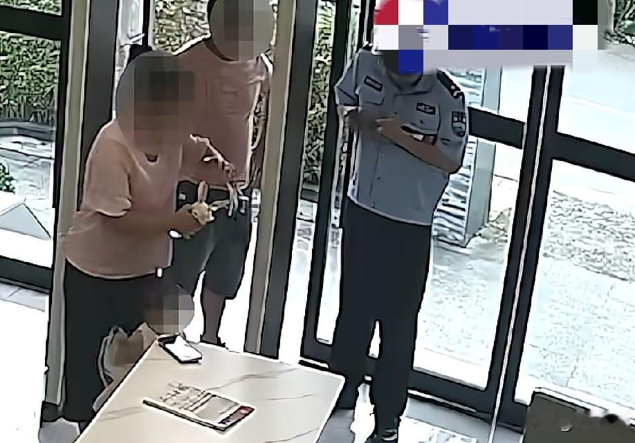 近日，浙江乐清，一对夫妻来到清江派出所求助，称自己手机接听电话后黑屏无法使用，辅