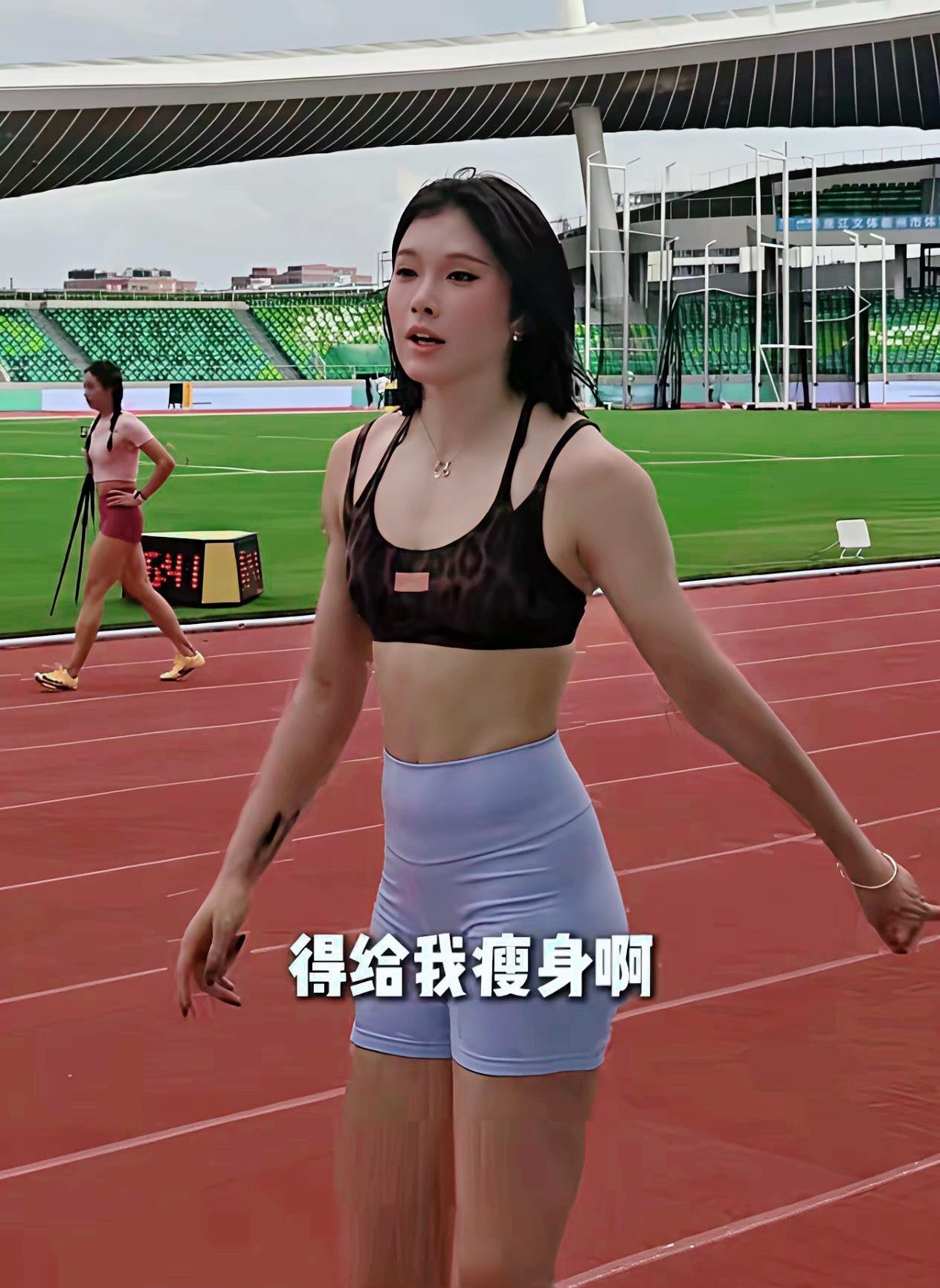 网友：吴艳妮！能拍一段你训练的视频吗？我远远拍，不打扰你训练！

吴艳妮：哎哎，