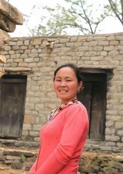 1994年，一名18岁的女孩被人贩子以2700元卖给了一位放羊人，洞房当晚，女孩