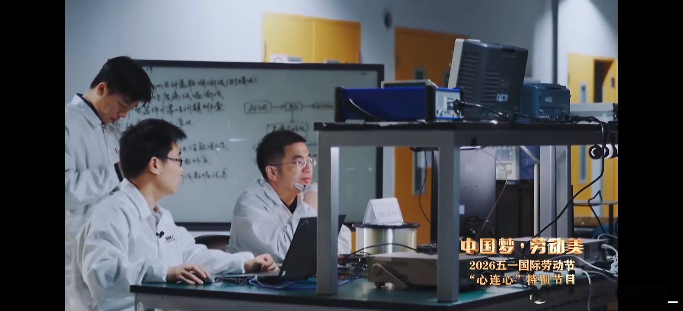 周深五一晚会今天的我们明明是主旋律献礼曲，却被他唱得像写给普通人的情书，“ 今天