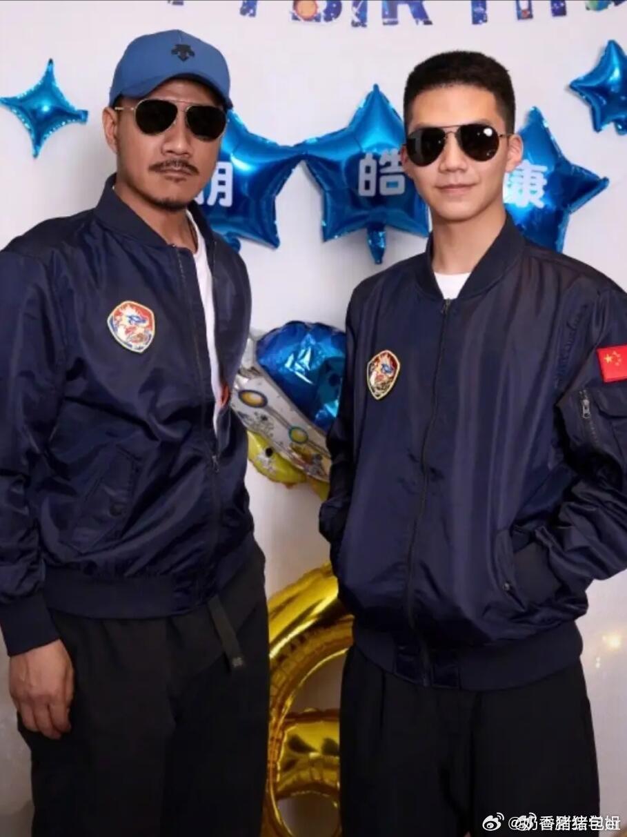 17岁康康长这么高了你跟我说这个是康康？！我记得当年爸哪3他还是小小的一只 