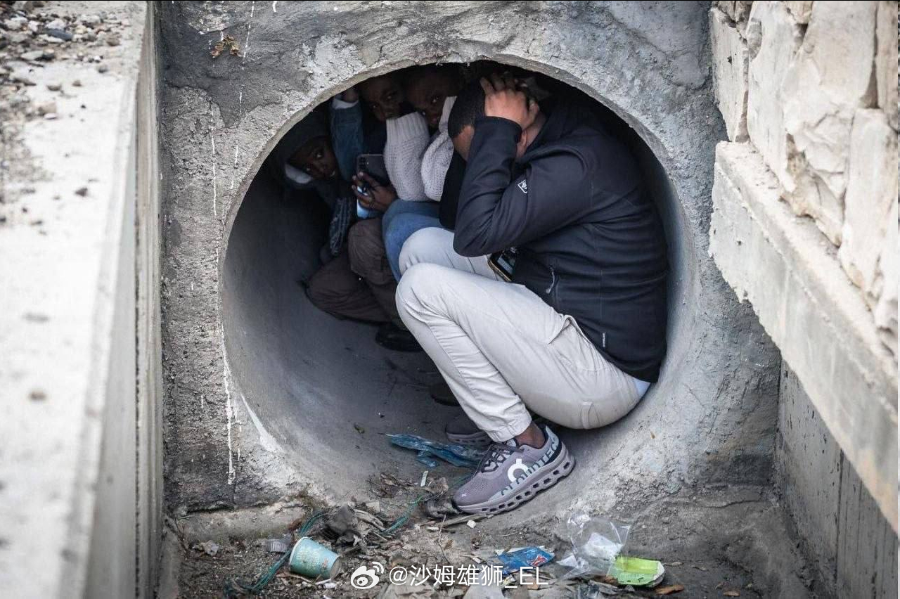 以色列首都特拉维夫，非洲裔以色列人在伊朗导弹袭击期间躲在下水道内，看起来是不被允