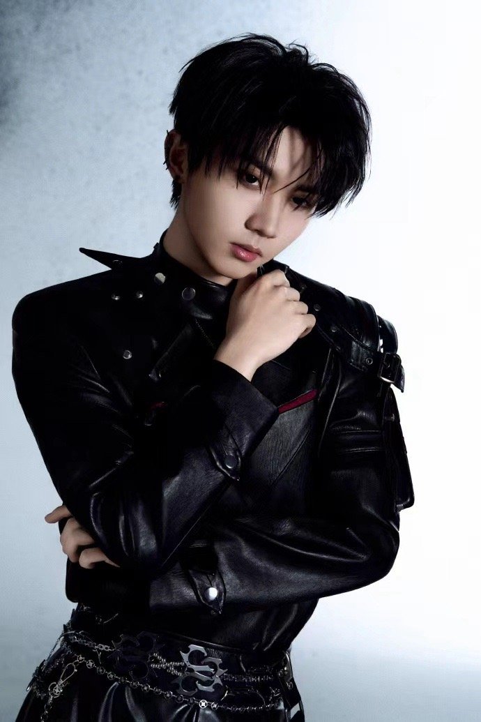 马嘉祺刺破规则时代少年团在黑白间刺破规则马嘉祺刺单人海报  马嘉祺刺破规则  a