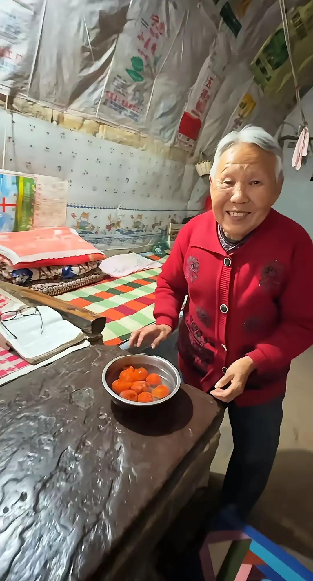 老奶奶干净的房间让人一看心情大好
谁家这么有福气哦
都说家有一老犹如一宝
这才是