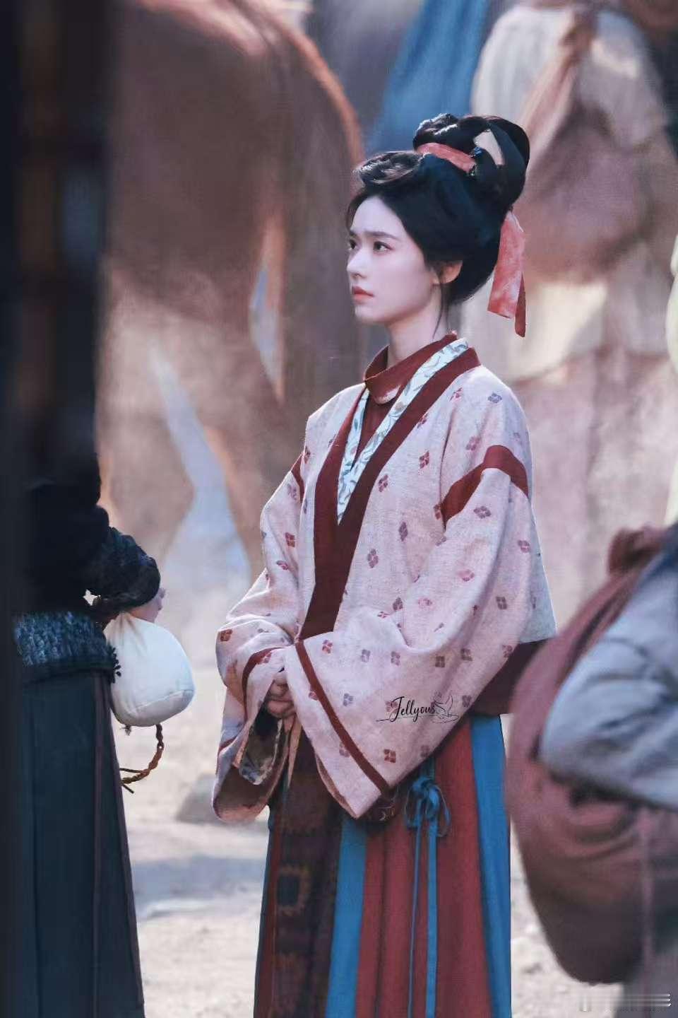 归鸾  看到《归鸾》路透直接被林允美晕，素衣造型清冷又有风骨，和定妆的粉衣高髻各