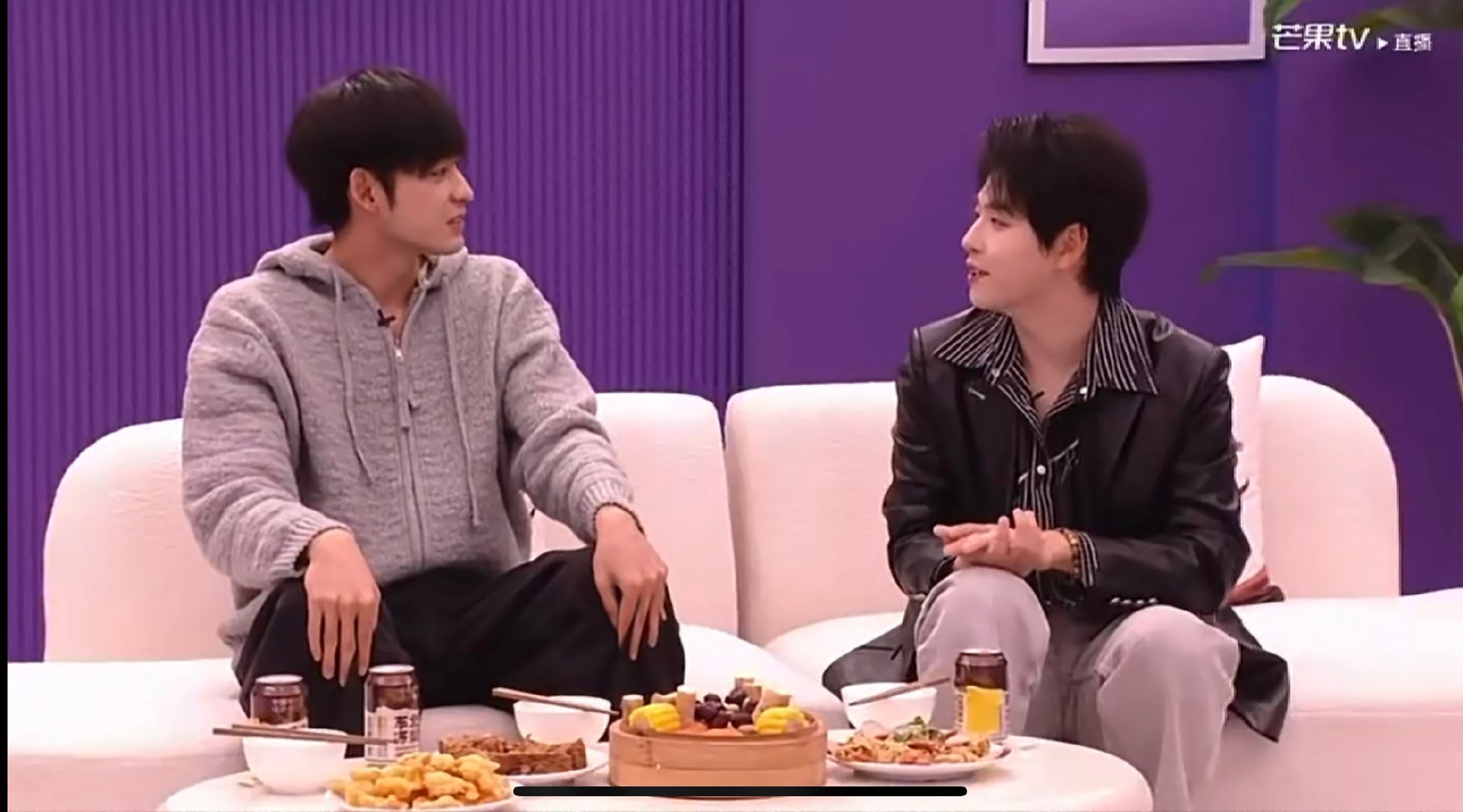 张凌赫分享新人演戏秘籍声鸣远扬 张卓尔的快乐要溢出屏幕了！见到偶像还拿到秘籍，这