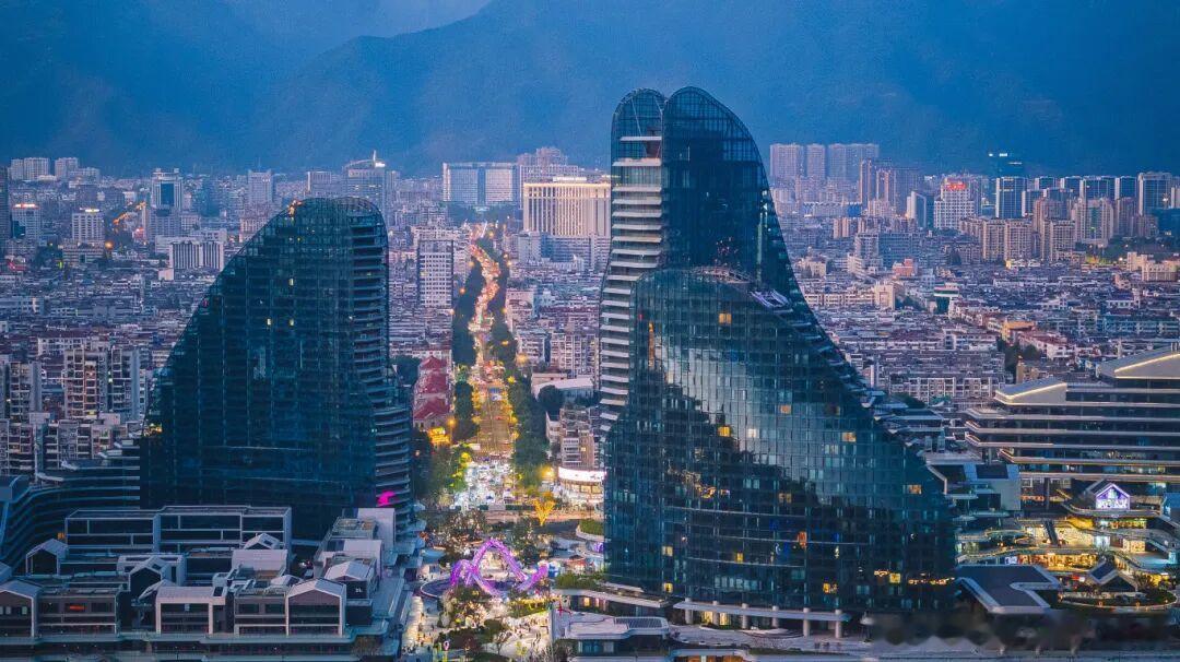 在南明湖畔，一座崭新的城市地标已成为驱动莲都商业能级跃升的新引擎，它就是丽水银泰