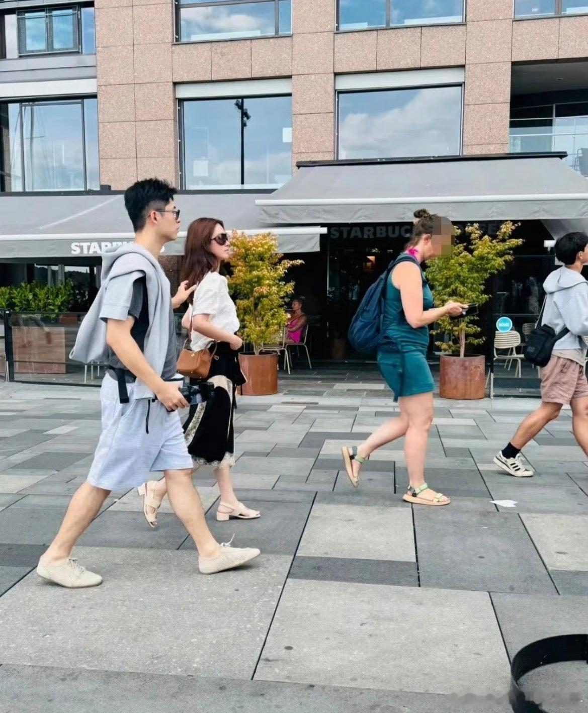 曝杨采钰疑似怀二胎怎么现在的新闻不是谁谁谁结婚了离婚了就是谁怀孕了二胎了，关键这