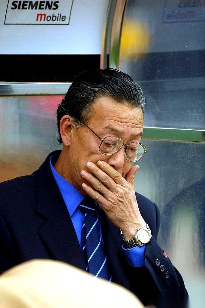 2000年的甲B赛场，八一队眼看就要散架了。
半个赛季踢完，3胜5平3负，战绩烂