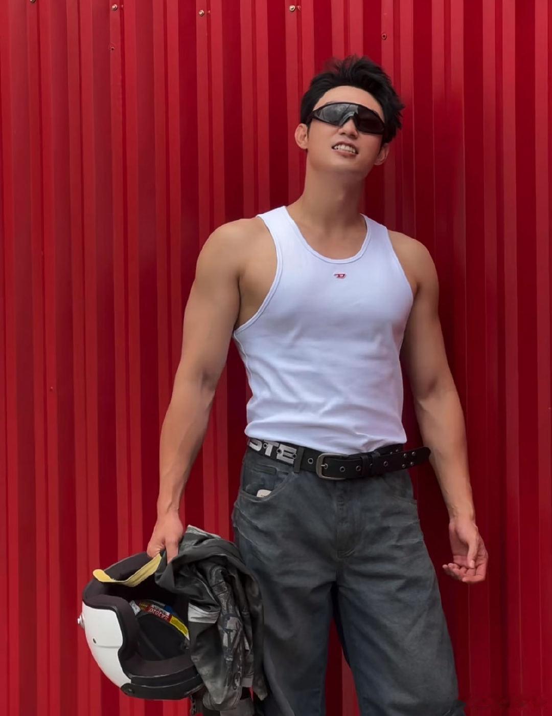 黄景瑜不就是个子高点胸肌大点 美式前刺配上墨镜，黄景瑜街头氛围感直接拉满！网友趣