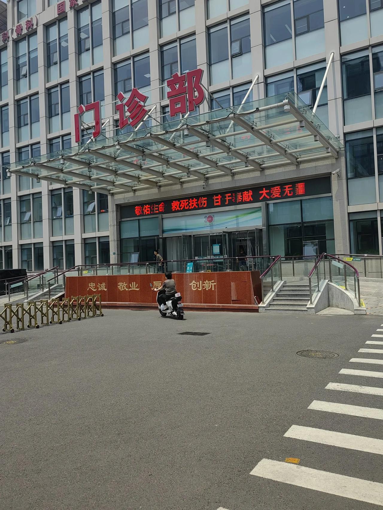 断更几天心里一直静不下来，不知道写啥上星期来北京专门陪护住院的儿媳，算下来她住院