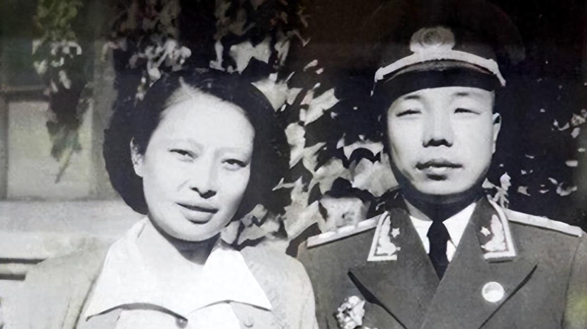 萧华对一位英勇女战士暗生情愫，不好直接表白，委托罗荣桓帮忙询问她是否也喜欢自己？