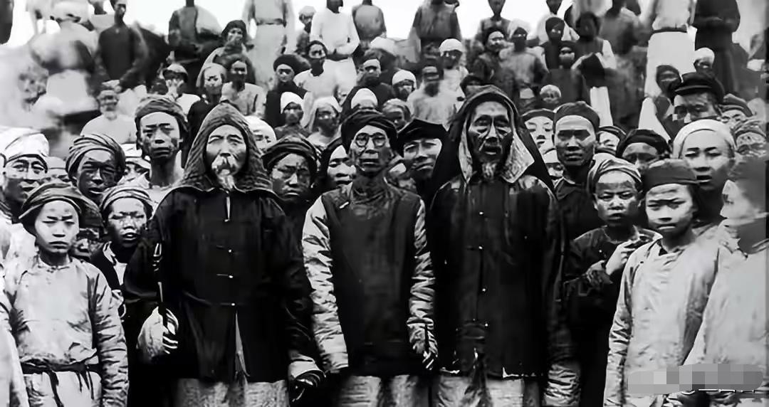 1928年，土匪李老末攻寨，全村男人持镰刀死战，无一人投降！

那天夜里月亮躲在