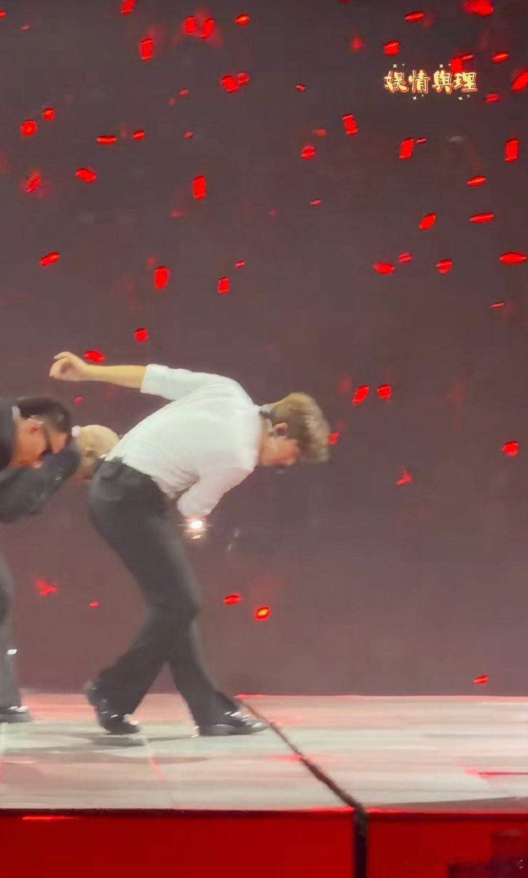 张杰会跳多跳 谁被张杰的唱跳帅麻了！舞台上又唱又跳气息丝毫不乱，这业务能力真的太