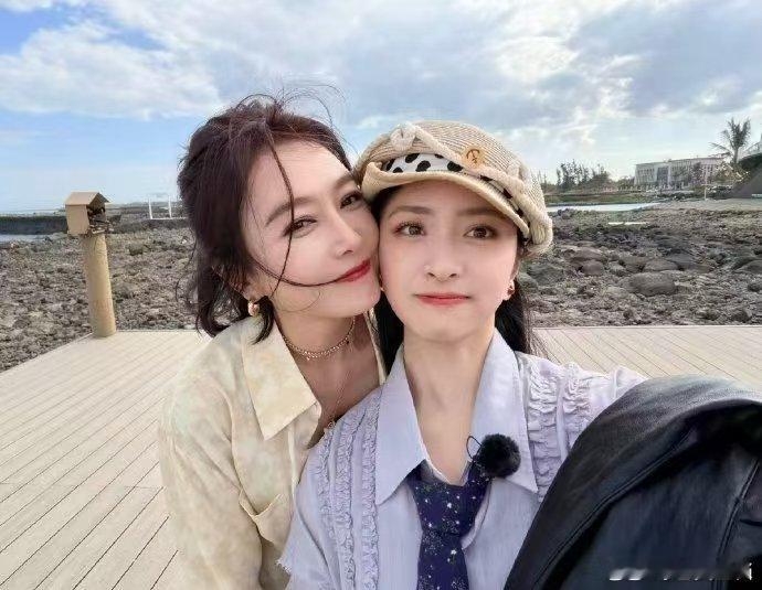 沈月的镜头永远带着爱 沈月说秦岚没有丑图 亲爱的客栈自带氛围感与亲和力，秦岚颜值