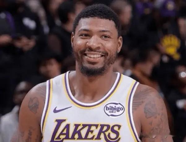 NBA官方贴出公告湖人后卫马库斯-斯马特因为不当手势被罚35000美金。

事件