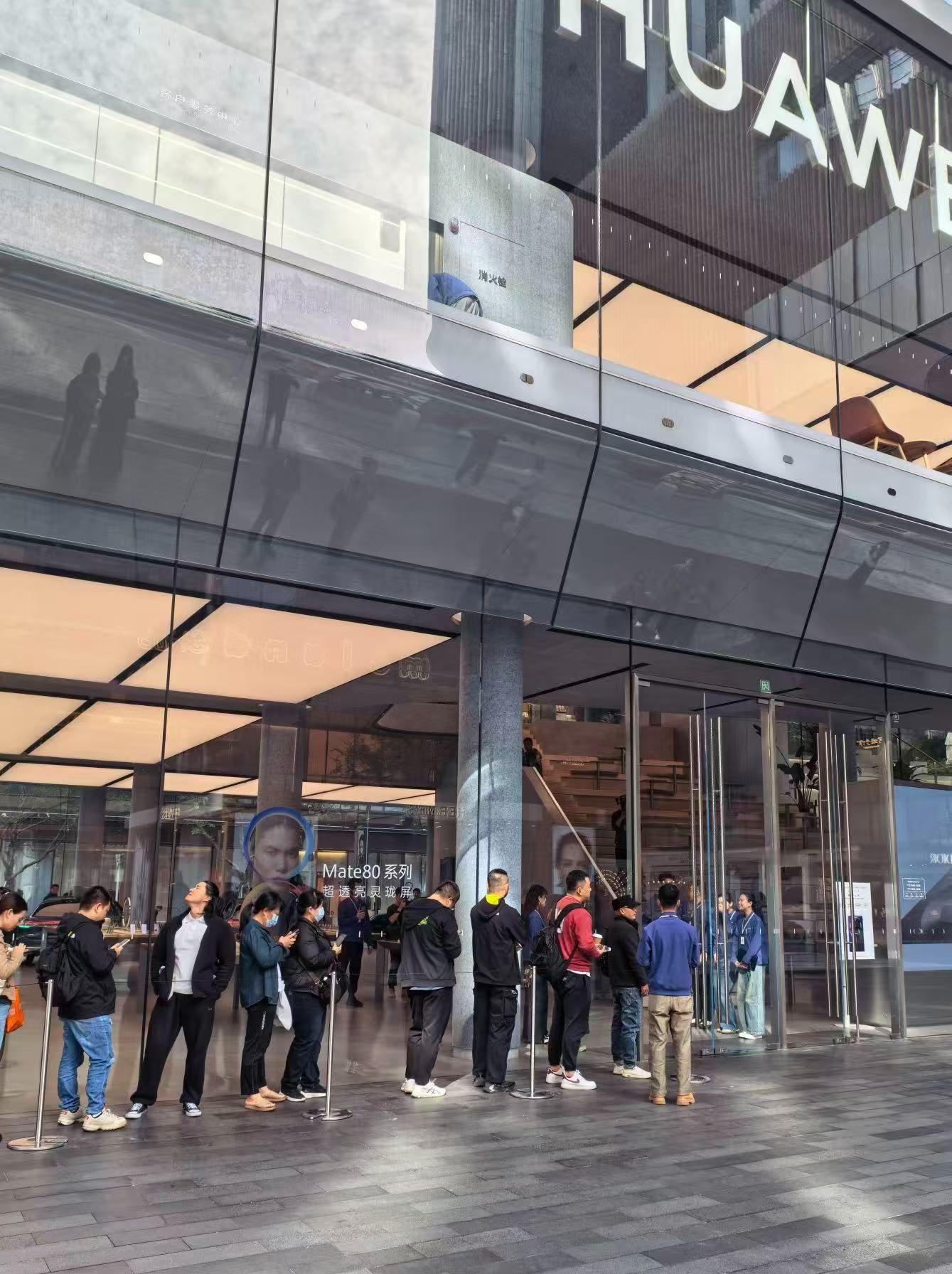 路过华为门店时看到的排队长龙，在2025年这个略显疲软的手机市场，能引发如此规模