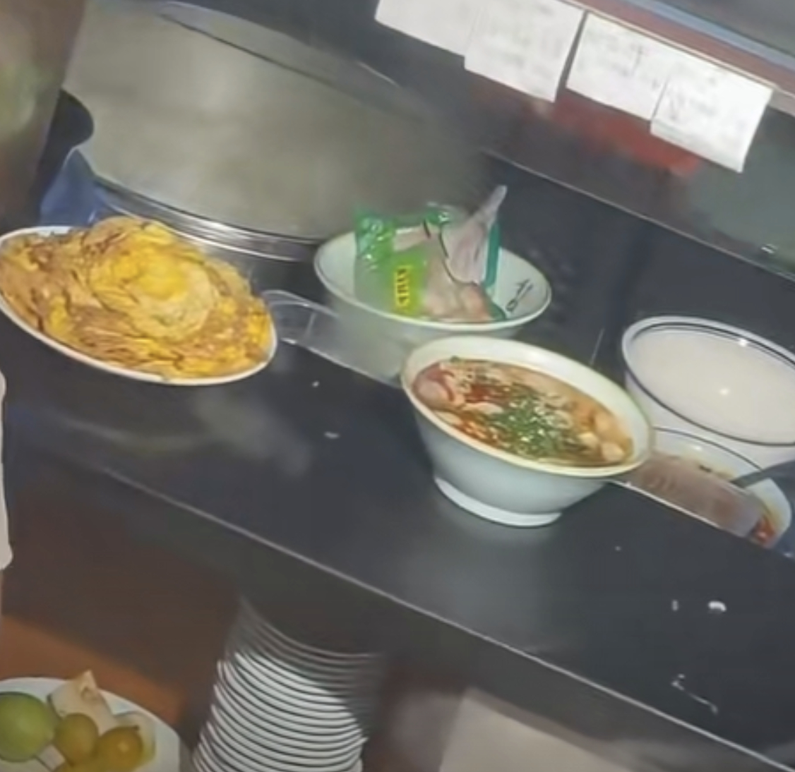 餐馆带袋煮饺子现在这些餐馆可真的太没有良心了，知道都是预制的，但是他甚至连提前拿