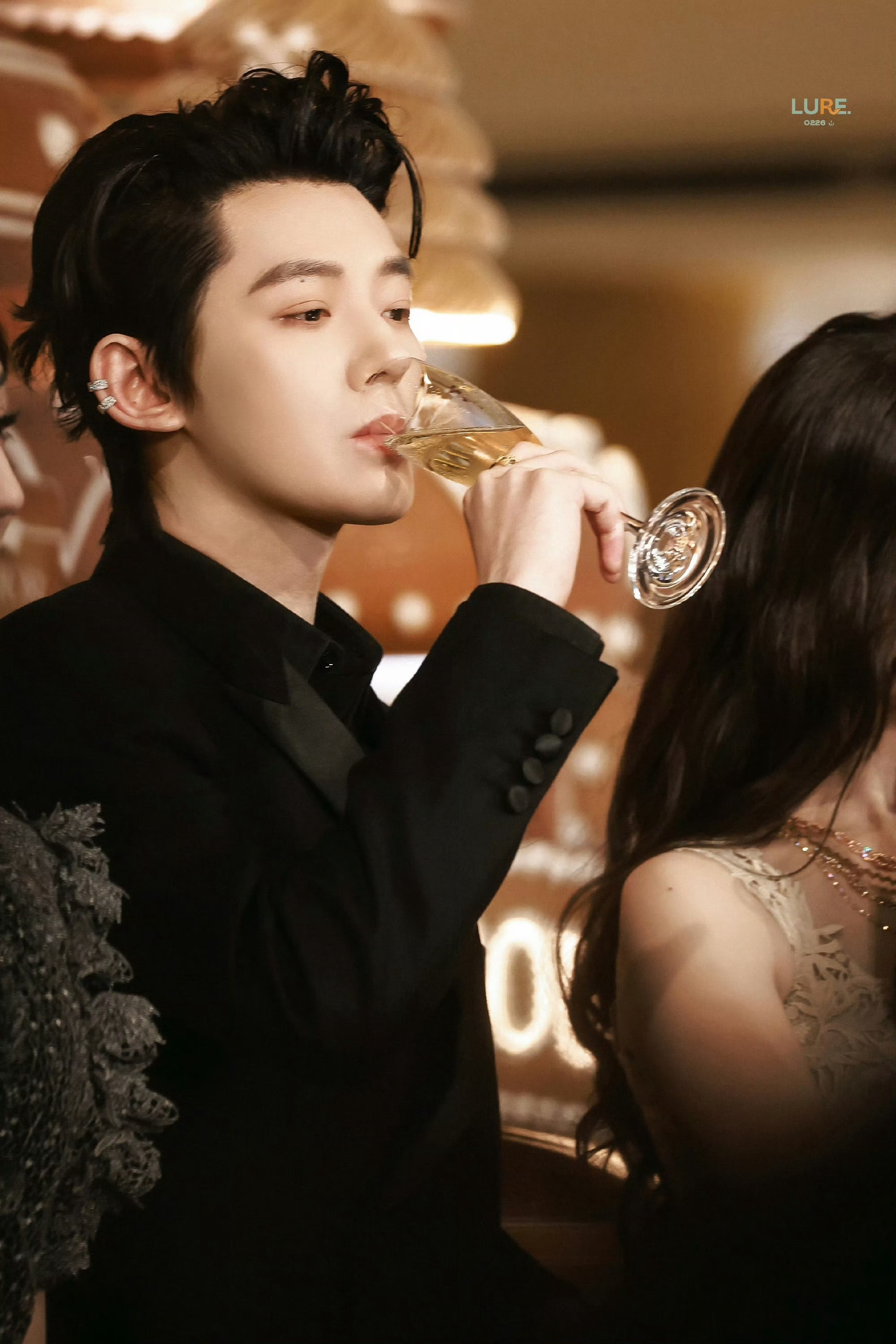 你就像一杯美酒，看起来迷人，闻起来诱人，喝起来有点辣，回味起来还挺甜。