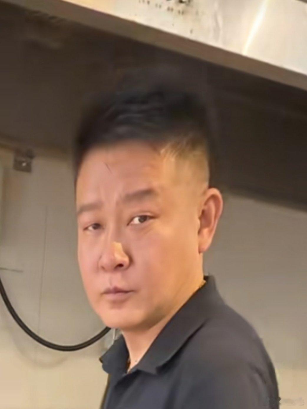 续面涉事饭店被大量群众围观 这面相不是好人。 ​​​