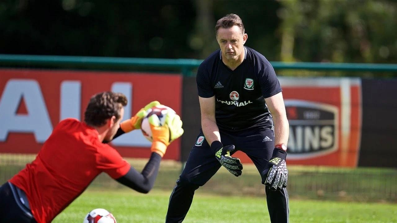 罗伯茨在2016年开始兼任威尔士国家队🏴󠁧󠁢󠁷󠁬󠁳󠁿守门员教练，一