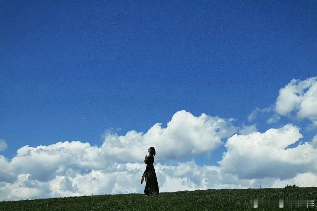 杨蓉4300米山顶大片 杨蓉奔赴4300米山顶，感受微风鸟鸣，整个人自在又舒展杨