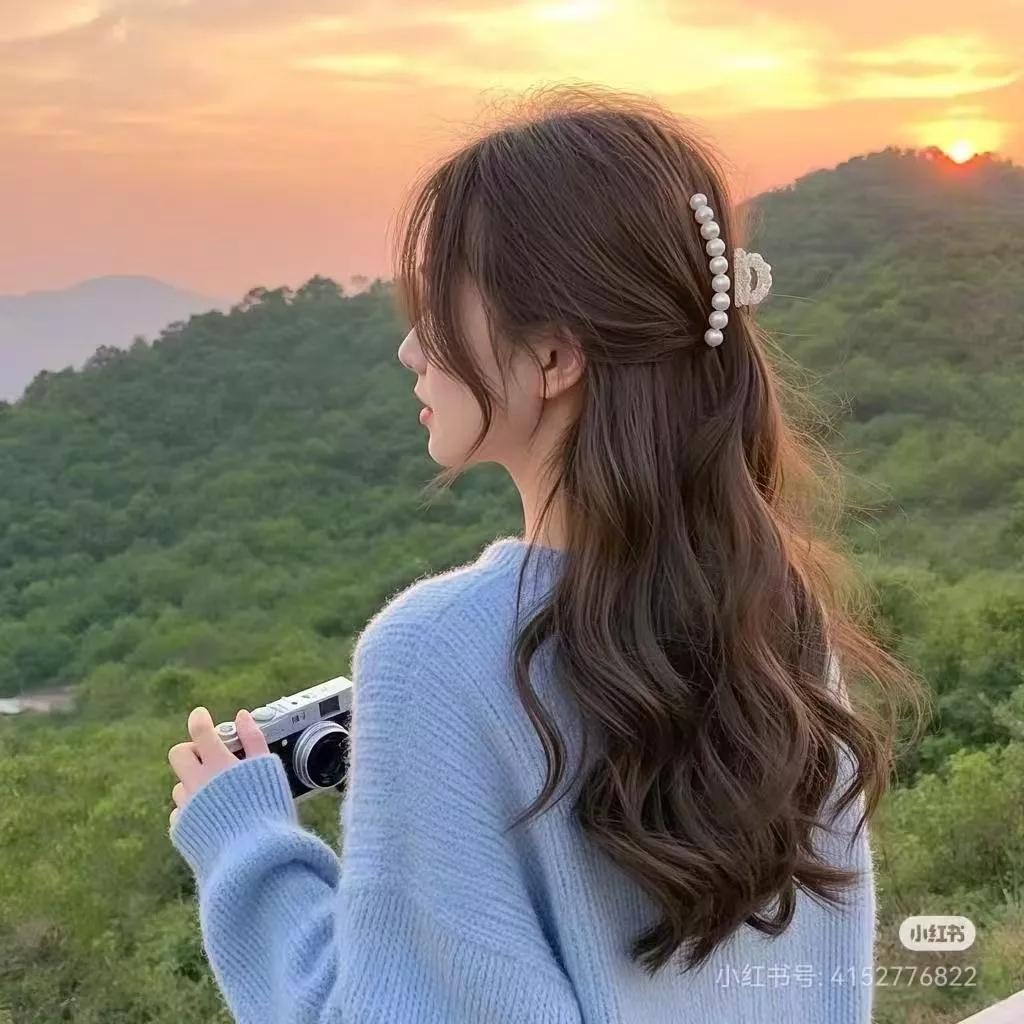 日落下的温柔时光，少女手持相机，记录美好瞬间。秋日少女照 日落照 日落的风景 日