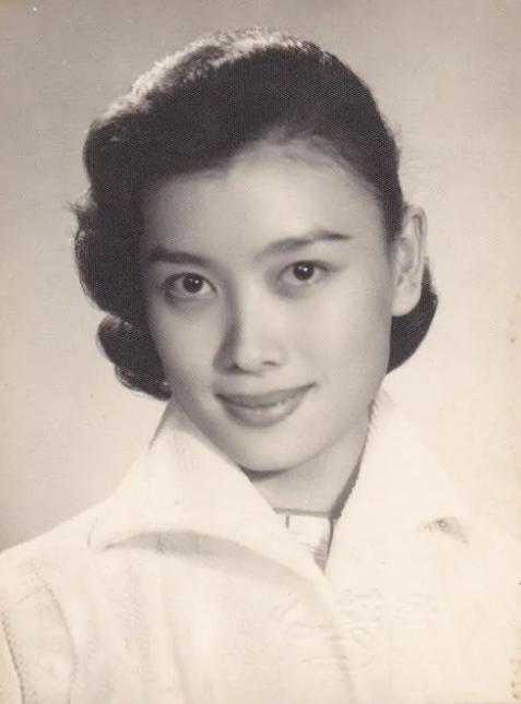 丁莹（TingYing，1938年8月23日—），原名季景钰，祖籍浙江省，出生于