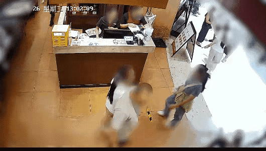 “4岁男孩摸20岁女孩臀部”最新完整监控已出：
男孩跑的很快说“阿姨，请让一下！