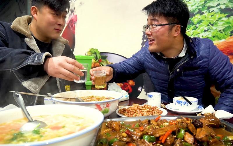 下联:清茶敬故交，邀对上联浊酒献知己