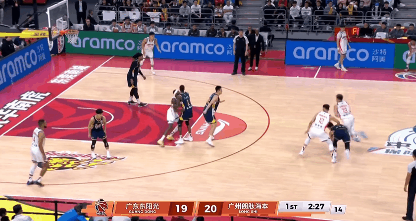 郭艾伦突破还是很犀利，变相突破顶开防守打进



郭艾伦面对广东男篮，打的很不错