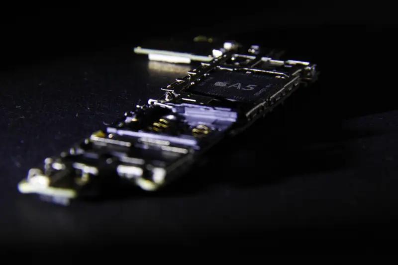 苹果iPhone 18系列新功能超亮眼。核心升级涉及AI、芯片、信号、影像等。A