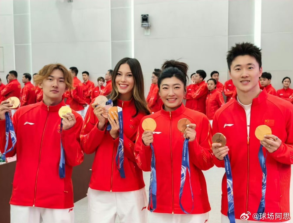 徐梦桃苏翊鸣谷爱凌王心迪金牌合照 这次冬奥会雪上项目的四金得主来了张金牌大合影?