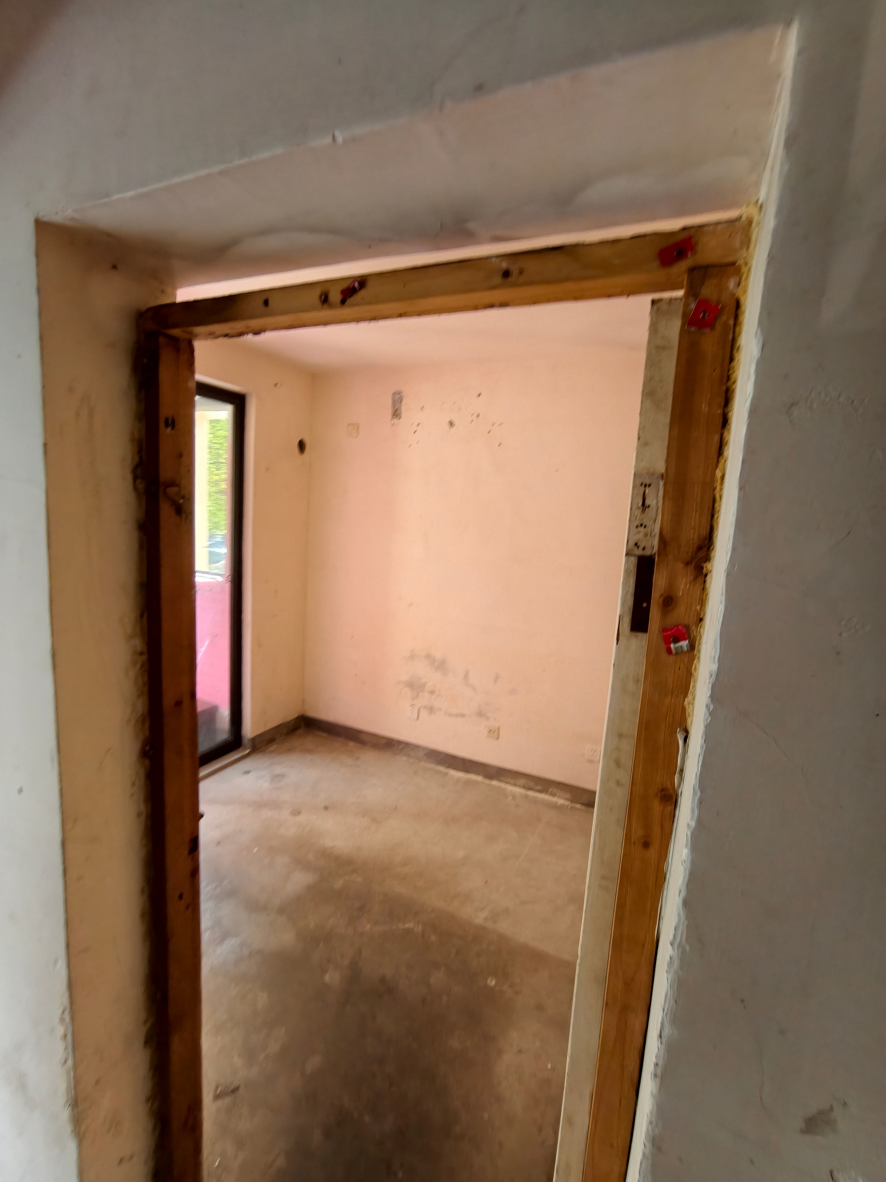 有一些二房东确实太会省钱了，这几套房子，房间的门不知道从哪套房子拆下来的，上面还