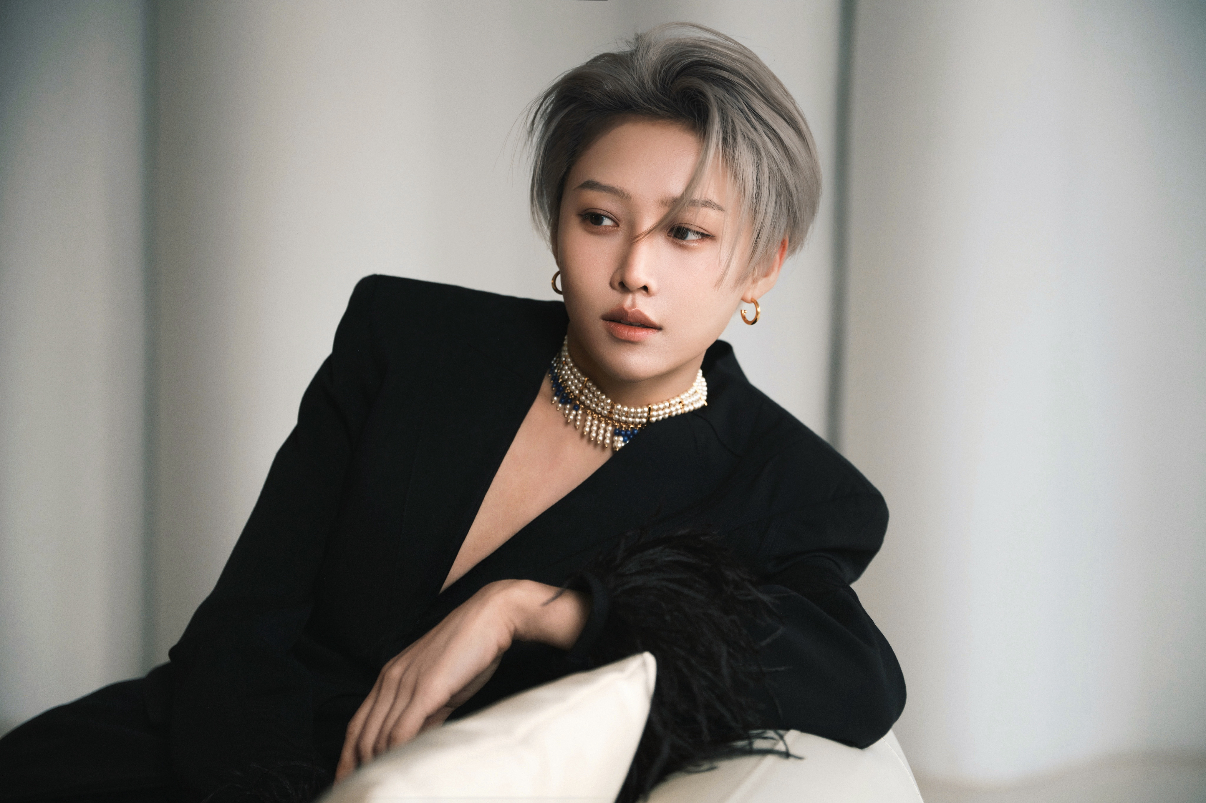 刘雨昕 × sisley今日品牌活动造型大片，All Black 深 V 西服套