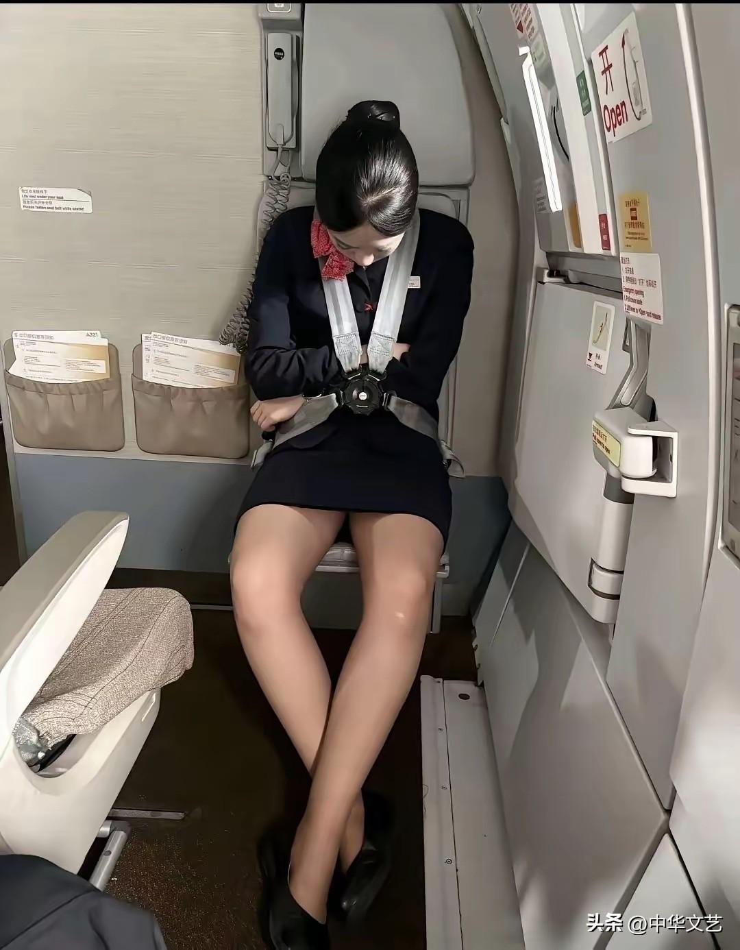 有坐过飞机的吗？为什么空姐都是这种简易的座位？为什么和旅客的座位不一样，如果长途