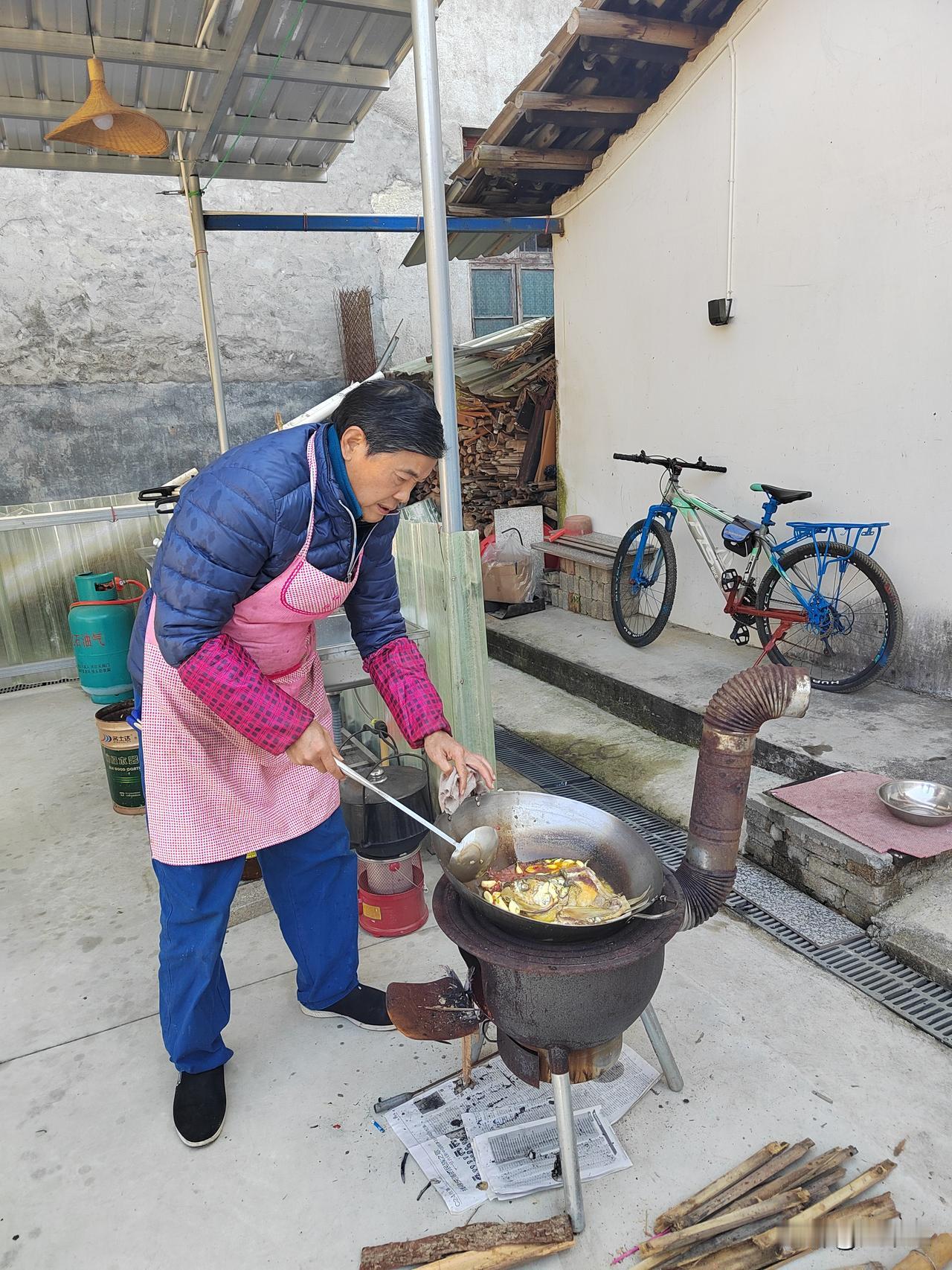 农村柴火灶烧的饭菜，灶火旺，食材新鲜，做出来的饭菜就是好吃！