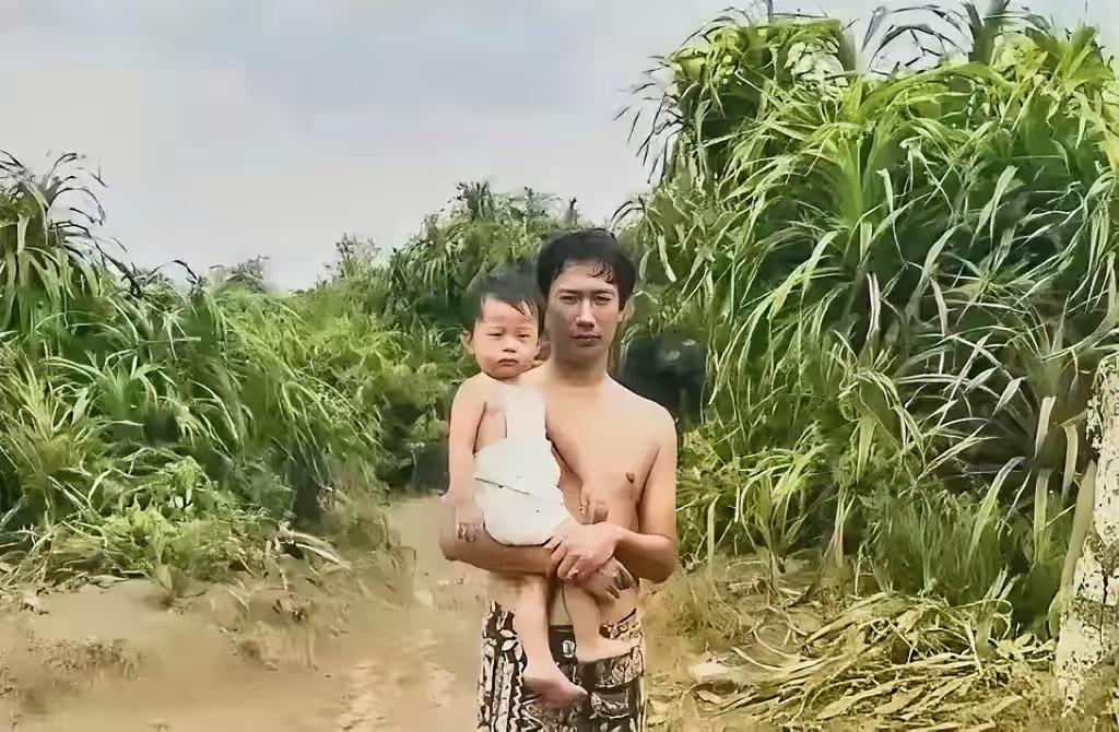 看到这张1980年郭台铭光着膀子抱儿子，身后是农田的照片，真让人感慨。那时30岁