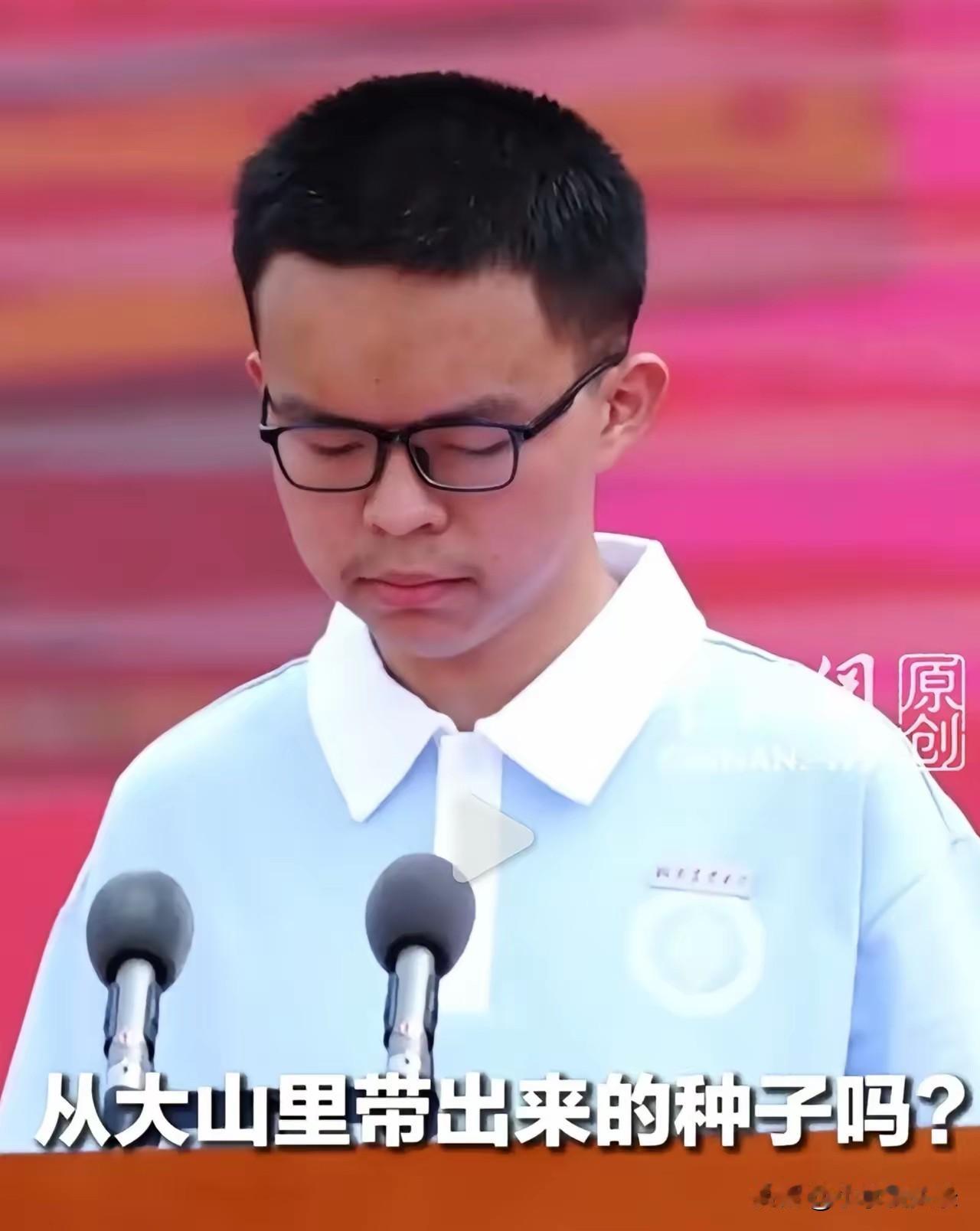 刷到贺永辉在湖南农大的发言，
真的心里软软的特别感动。
 
同样都是刚入学的新生