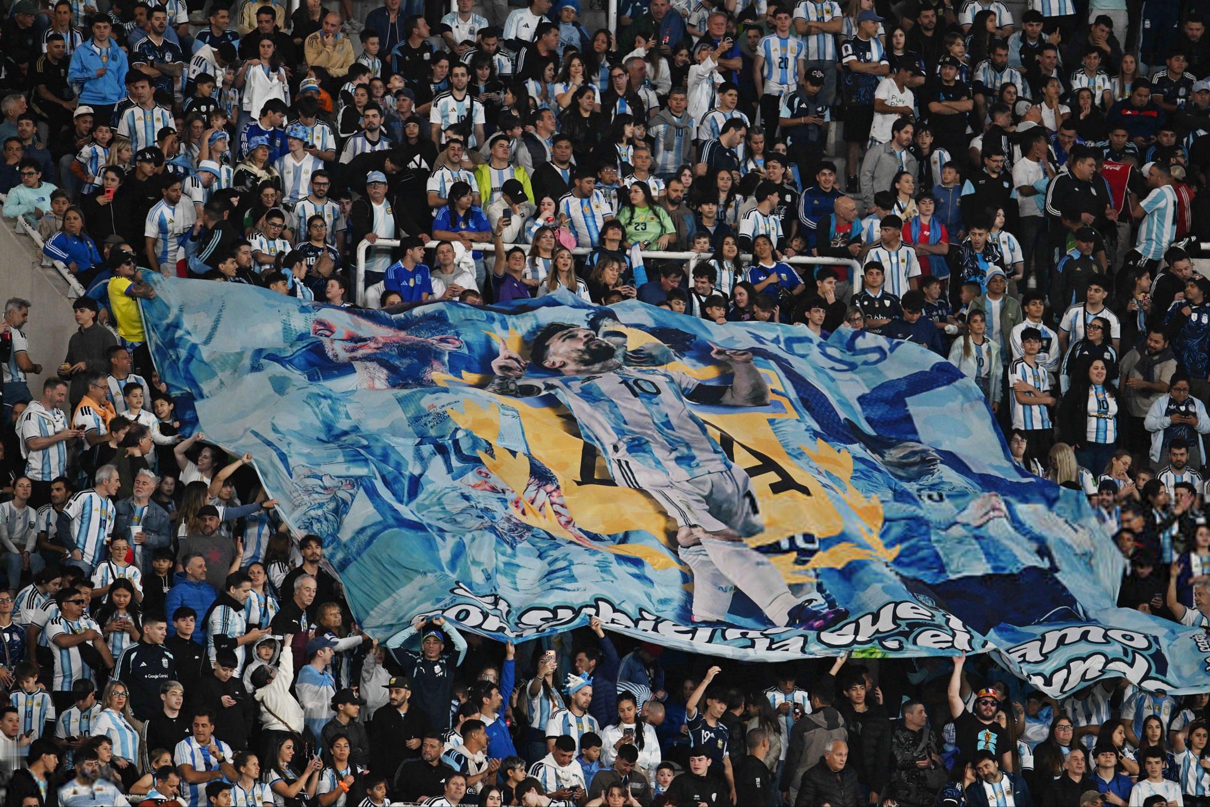 阿根廷球迷展示的梅西大tifo🇦🇷🐐[爱你]写得像是：“我们爱你，感谢你付