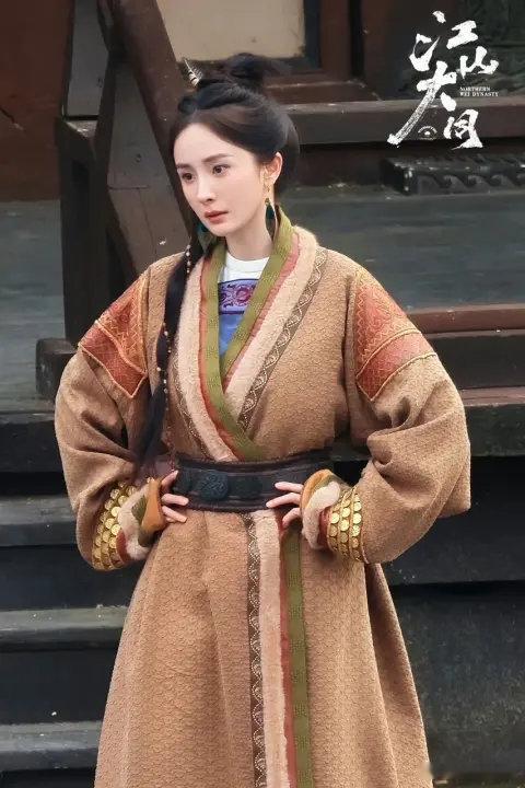 杨幂被马屁拍了幂姐你别给我萌鼠！怎么被马屁拍了哈哈哈！杨幂被马吓了一跳还被路过顶