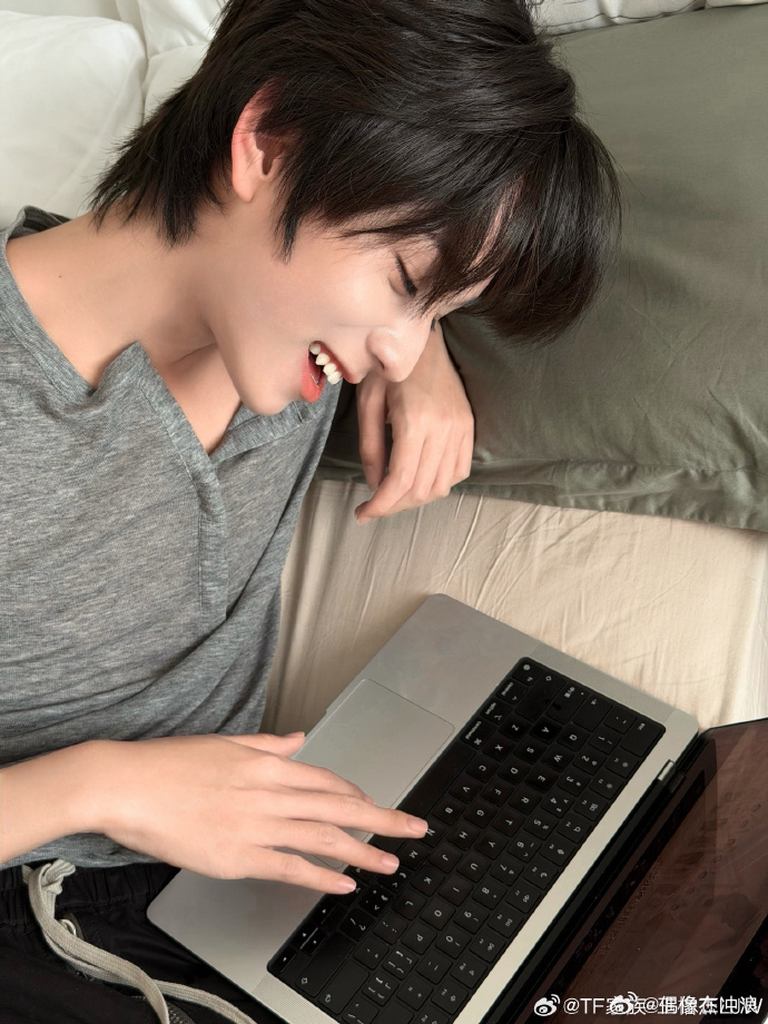 王橹杰登顶暑期心动热议榜角色TOP1暑期心动角色榜单出炉，付彬言登顶榜首，扮演者