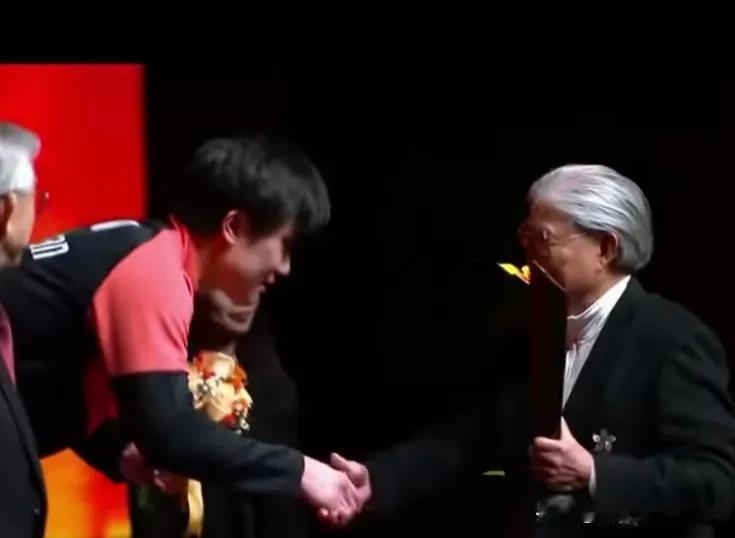 张本智和获wTT男单冠军   霍震霆颁奖心绪难平

2025年wTT乒乓球职业总