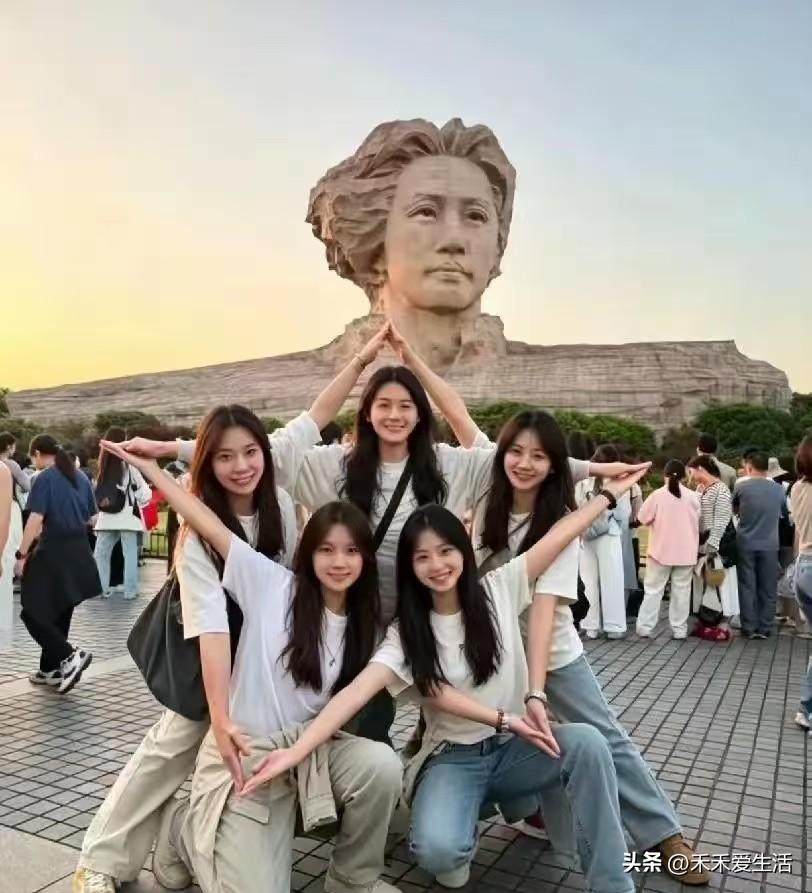 这张照片应该是创意满分，背景满分，造型满分，五位少女也应该满分！您觉得呢？