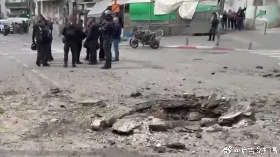 凤凰新闻【监控拍到伊朗导弹命中以街道瞬间】据凤凰卫视综合以媒3月15日报道，伊朗