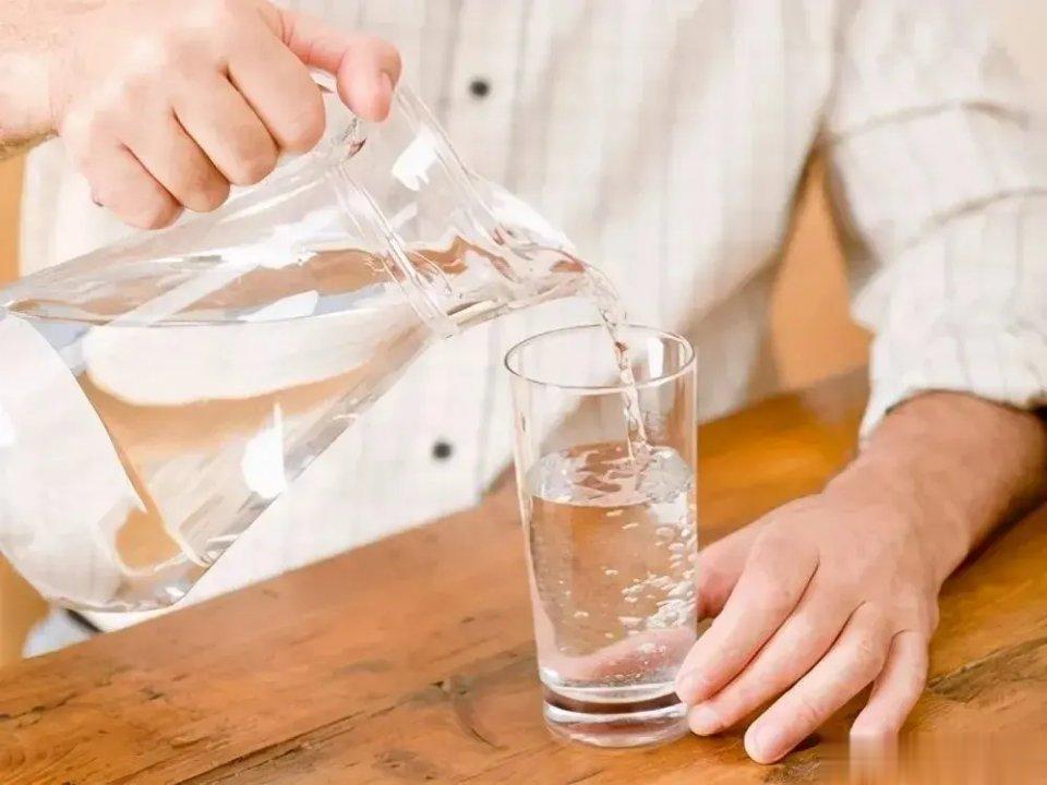 心脏有问题，喝水要讲究方法，这4点需注意​1、饮水不要过猛心脏不好的人，喝水太猛
