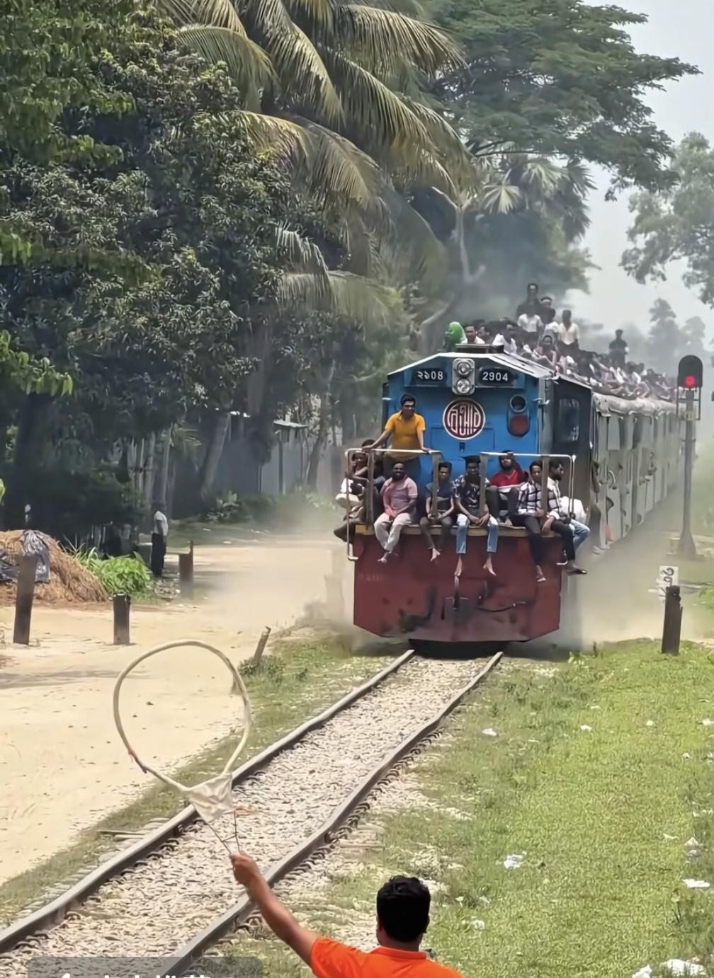 印度的火车，铁轨都是弯弯扭扭的，买票后自己找位置，车厢车顶谁先占住就谁的。走起来