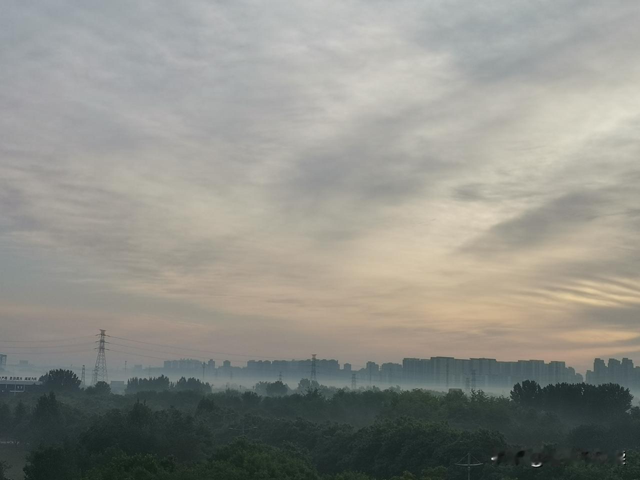 雨后，城市从晨雾中醒来。
 早晨下过一场雨